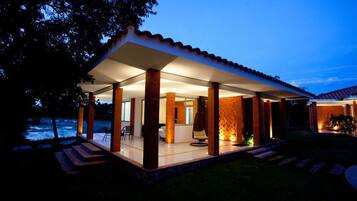 Suite – premium, hageutsikt | Minibar, strykejern/-brett, barnesenger og ekstrasenger (mot et tillegg)