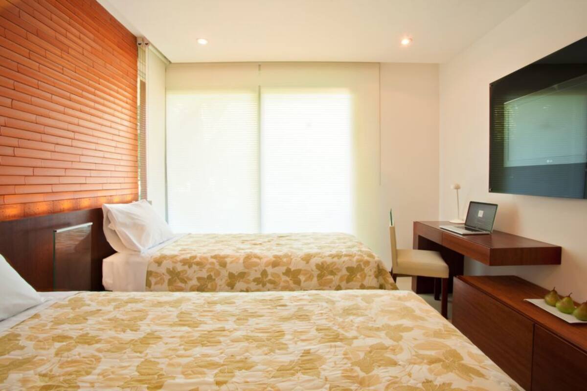 Minibar, tabla de planchar con plancha, cunas (de pago)