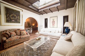 Villa, 5 Bedrooms | Living area