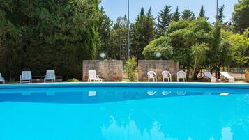 Piscina stagionale all'aperto, ombrelloni da piscina, lettini