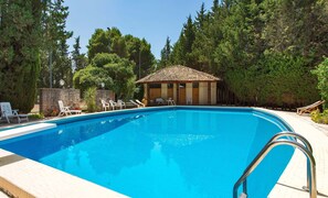 حمّام سباحة خارجي موسمي، مظلات على حمّام السباحة، مقاعد للتشمس