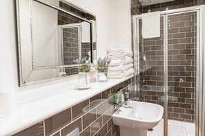 Apartment, Mehrere Betten | Badezimmer