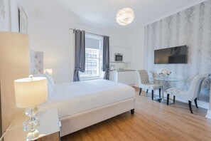 Junior Studio, 1 Queen Bed, Kitchenette | Premium bedding, individually decorated, individually furnished - Edinburgh Castle Apartments and Suites (Edinburgh)