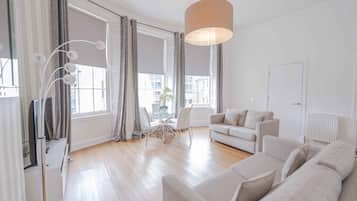 Luksusleilighet, flere senger | Oppholdsområde | TV