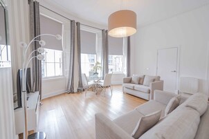 Luxury Apart Daire, Birden Çok Yatak | Oturma alanı | Televizyon 