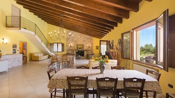 Vila, 4 kamar tidur | Ruang keluarga | TV dan perapian