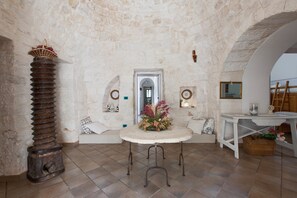 Villa, 5 Bedrooms | In-room dining