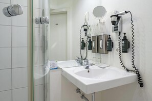 Classic Room, 1 Twin Bed | Bathroom | Free toiletries, hair dryer, towels
