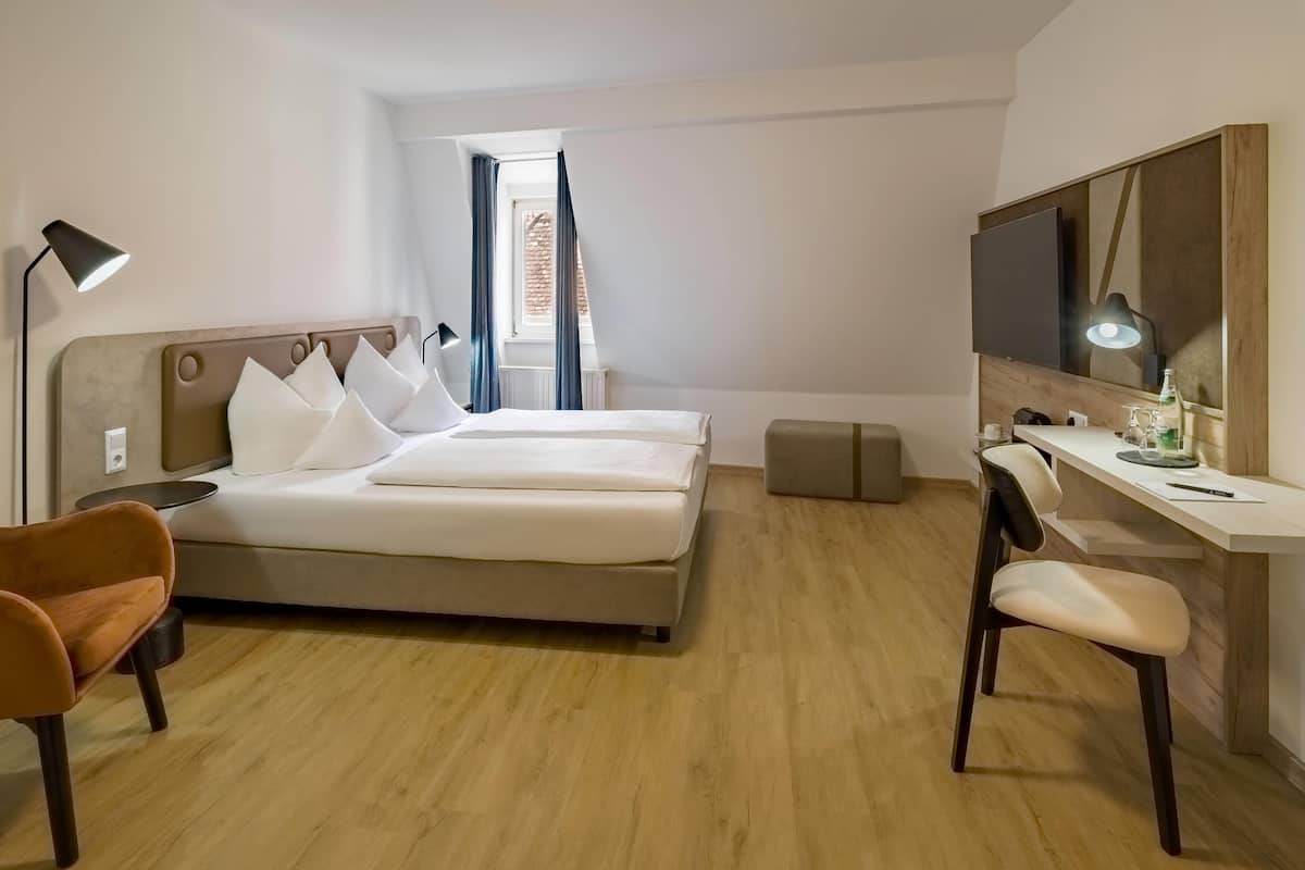Standard Room, 1 Queen Bed | Hypo-allergenic bedding, desk, laptop workspace, blackout drapes