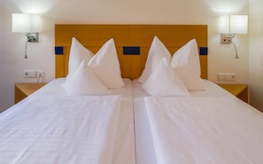 Comfort Room, 1 King Bed | Hypo-allergenic bedding, desk, laptop workspace, blackout curtains - Aspire Kronprinz, Trademark Collection by Wyndham (Schwäbisch Hall)