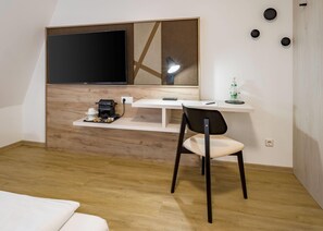 Standaard kamer, 1 queensize bed | Hypoallergeen beddengoed, een bureau, een laptopwerkplek