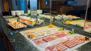 A buffet with various food items including meats, cheeses, and fruits. - Aspire Kronprinz, Trademark Collection by Wyndham (Schwäbisch Hall)