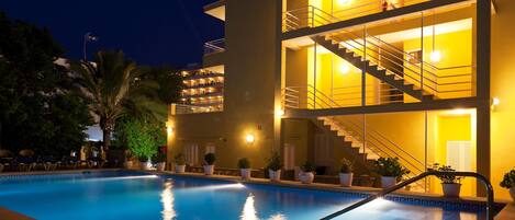 2 outdoor pools, pool umbrellas, pool loungers