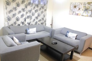 Departamento urbano, 1 cama King size (Rue Arajaa, 2nd floor) | Sala de estar | Televisión de pantalla plana 
