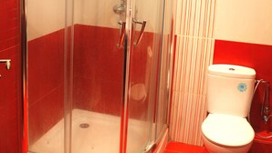 Kaupunkihuoneisto, 1 suuri parisänky (Rue Arajaa, 2nd floor) | Kylpyhuone | Suihku, ilmaiset hygieniatuotteet