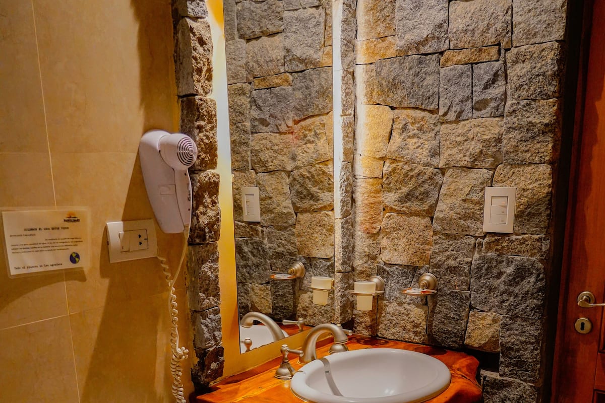 standard triple room, garden view | bathroom | combined shower/bathtub, jetted bath, free toiletries, hair dryer