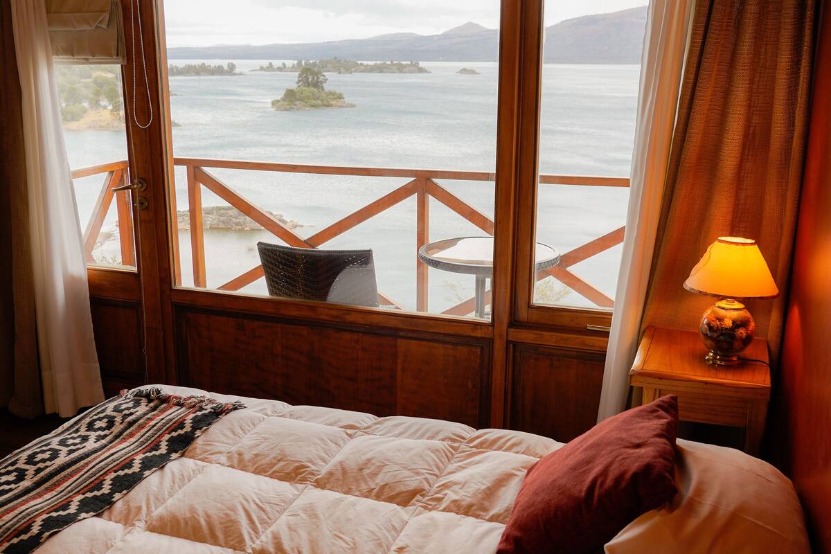 cabin, lake view | egyptian cotton sheets, premium bedding, down duvets, pillow-top beds
