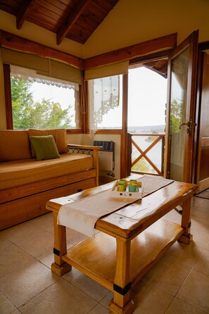 Cabaña, vista al lago | Área de sala de estar | Televisión LCD de 32 pulgadas con canales por cable y televisión