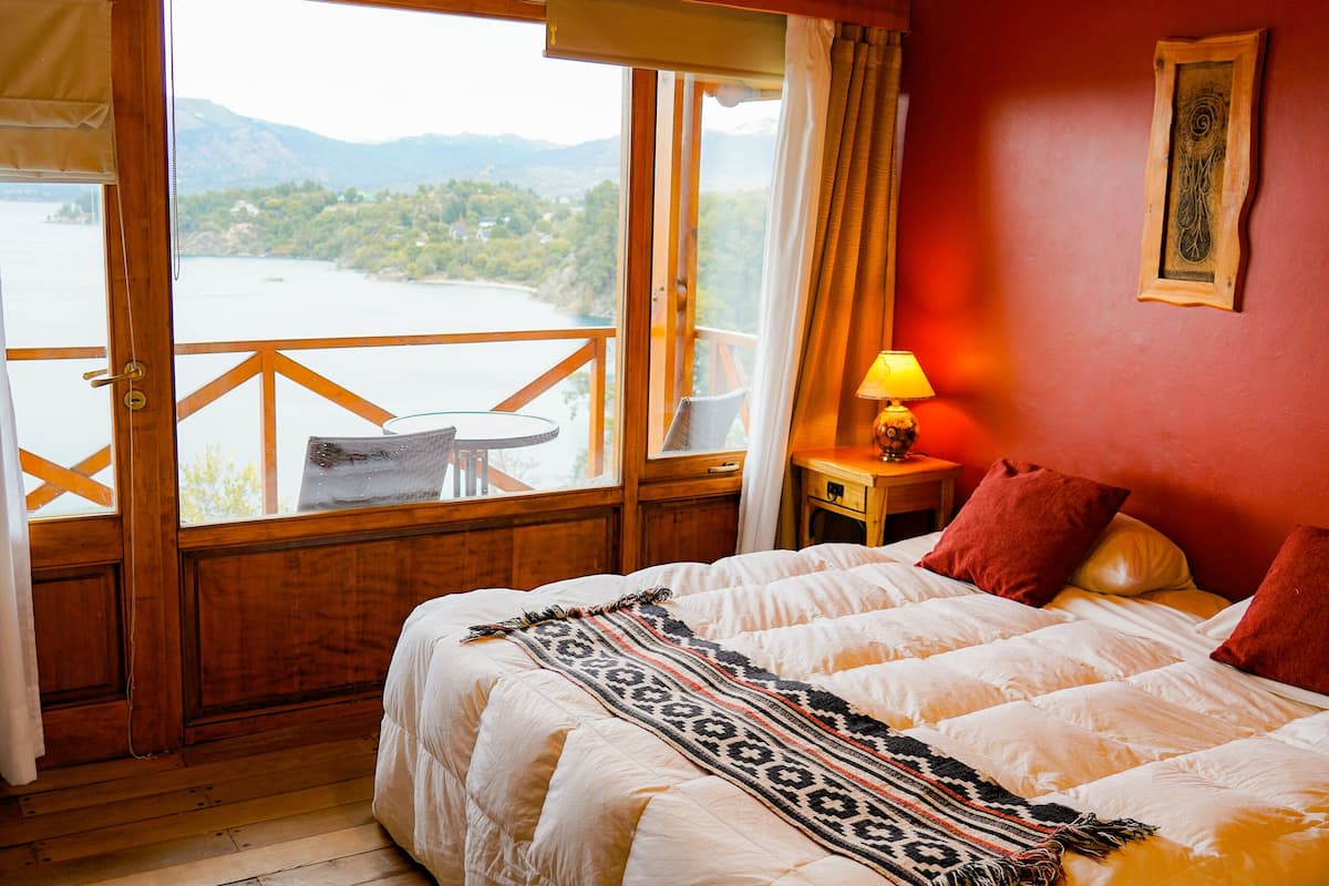 cabin, lake view | egyptian cotton sheets, premium bedding, down duvets, pillow-top beds