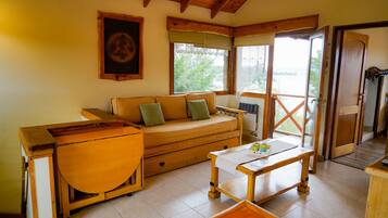 Cabane, vue lac | Coin séjour | Télévision LCD de 32 pouces avec chaßnes par cùble, télévision