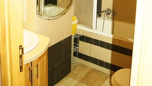 Apartment, 1 Bedroom (2nd floor) | Bathroom | Combined shower/tub, free toiletries