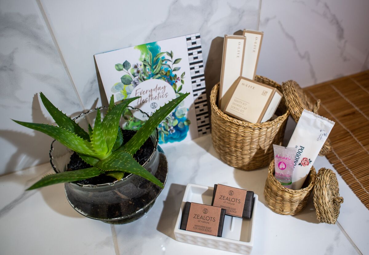 junior suite | bathroom | shower, hydromassage showerhead, designer toiletries, hair dryer