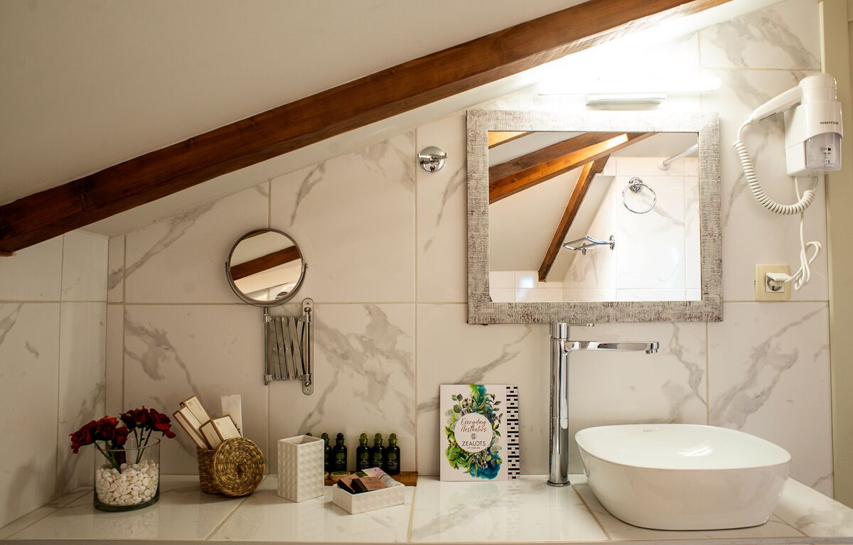 junior suite | bathroom | shower, hydromassage showerhead, designer toiletries, hair dryer