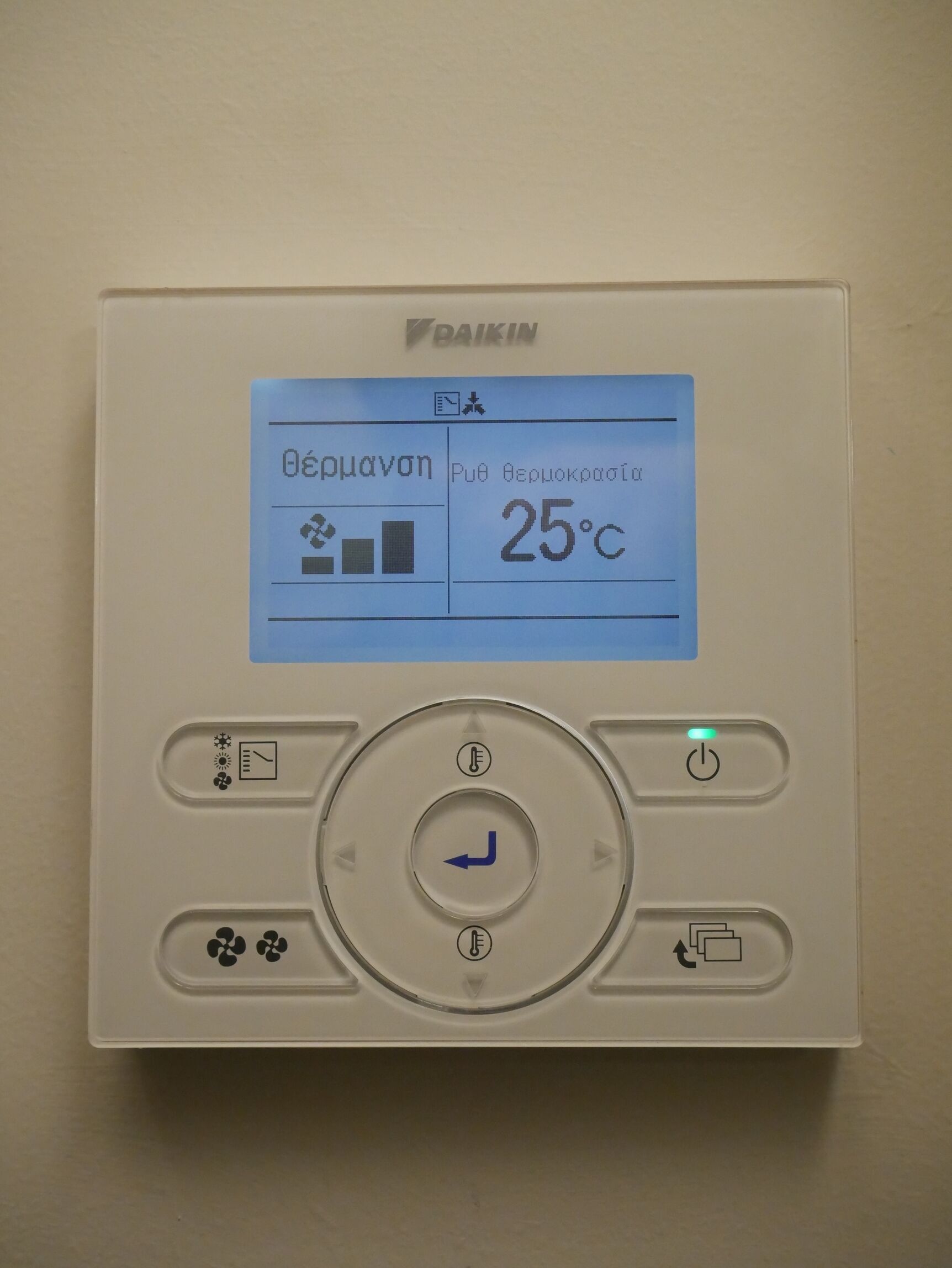 Eine Baikin-Klimaanlage mit digitaler Anzeige, die 25°C zeigt, sowie verschiedene Bedienelemente.