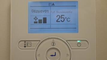 Eine Baikin-Klimaanlage mit digitaler Anzeige, die 25°C zeigt, sowie verschiedene Bedienelemente.