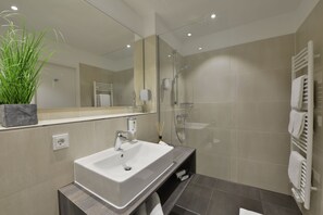 Executive Studio, 1 King Bed, Non Smoking | Bathroom | Shower, free toiletries, hair dryer, towels