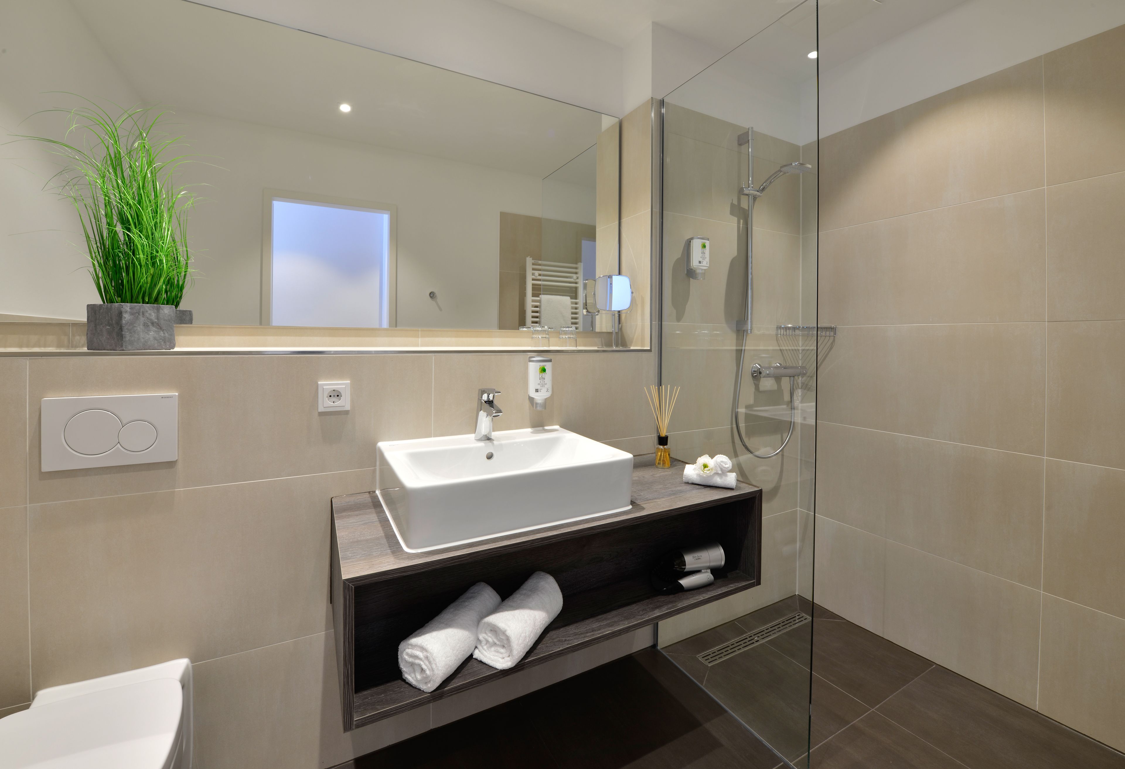 executive apartment, 1 bedroom, non smoking | bathroom | shower, free toiletries, hair dryer, towels