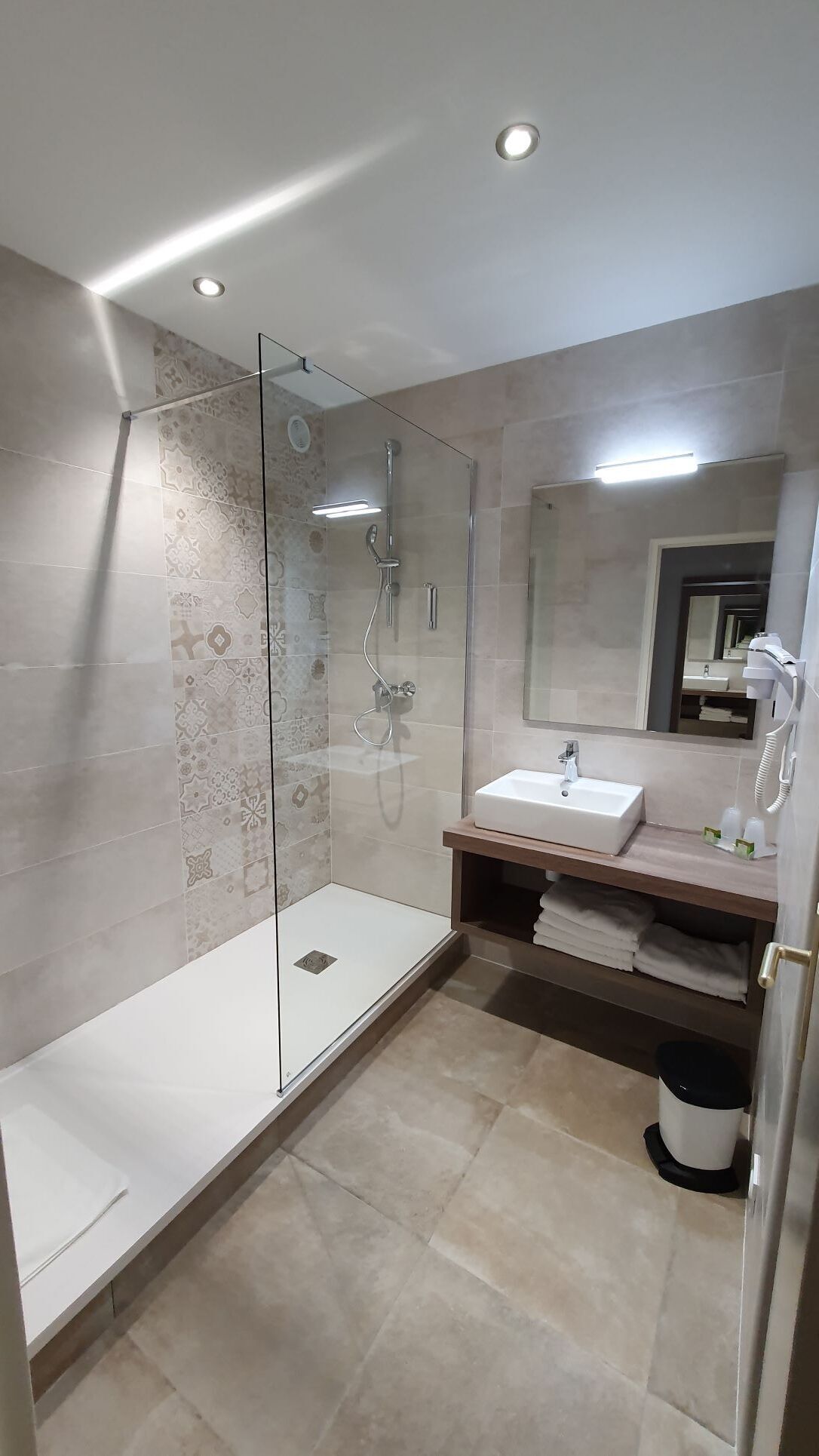 1 bedroom, premium bedding, select comfort beds, desk