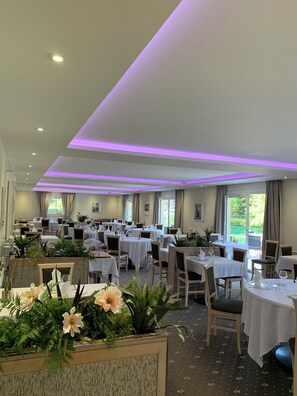 Lunch, dinner served; French cuisine, garden views  - Hôtel de L'abbaye (Ferrieres)