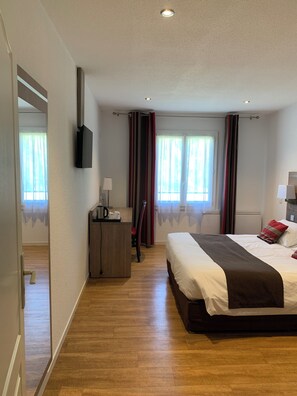 Comfort Room, 1 Queen Bed | Premium bedding, Select Comfort beds, desk, soundproofing - Hôtel de L'abbaye (Ferrieres)