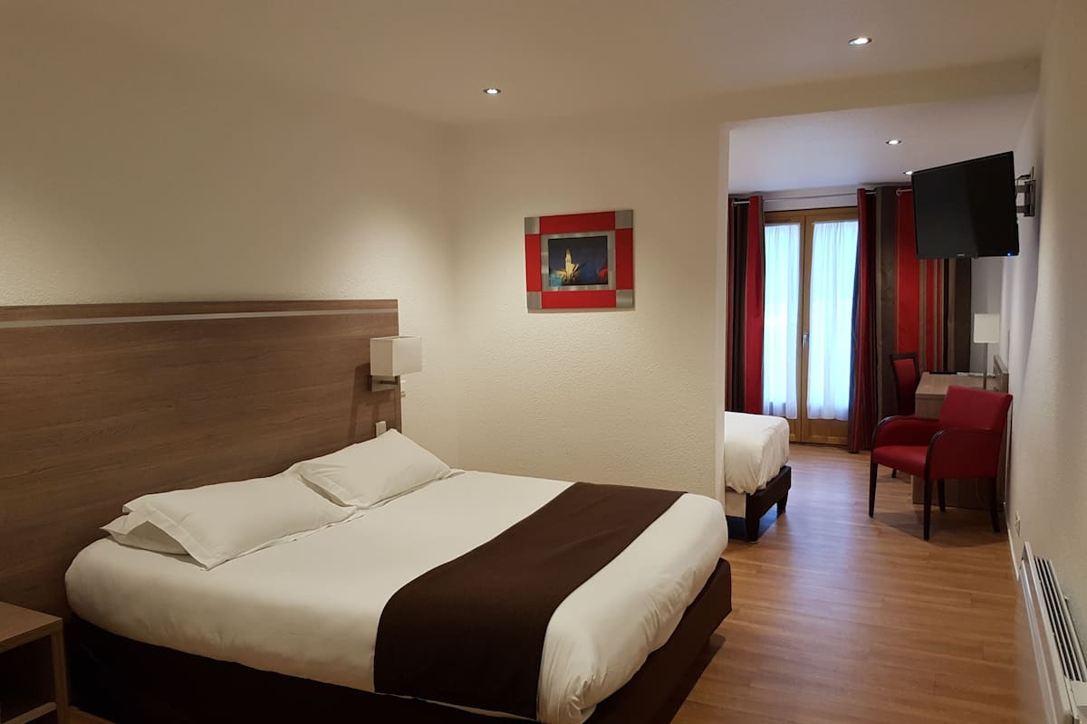 Habitación familiar, en el área del jardín | Ropa de cama de alta calidad, camas Select Comfort y escritorio