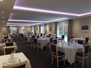 Lunch, dinner served; French cuisine, garden views  - Hôtel de L'abbaye (Ferrieres)