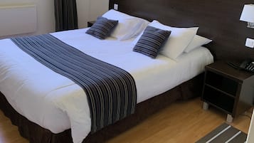 Chambre Standard, plusieurs lits | Literie de qualité supérieure, matelas Select Comfort, bureau