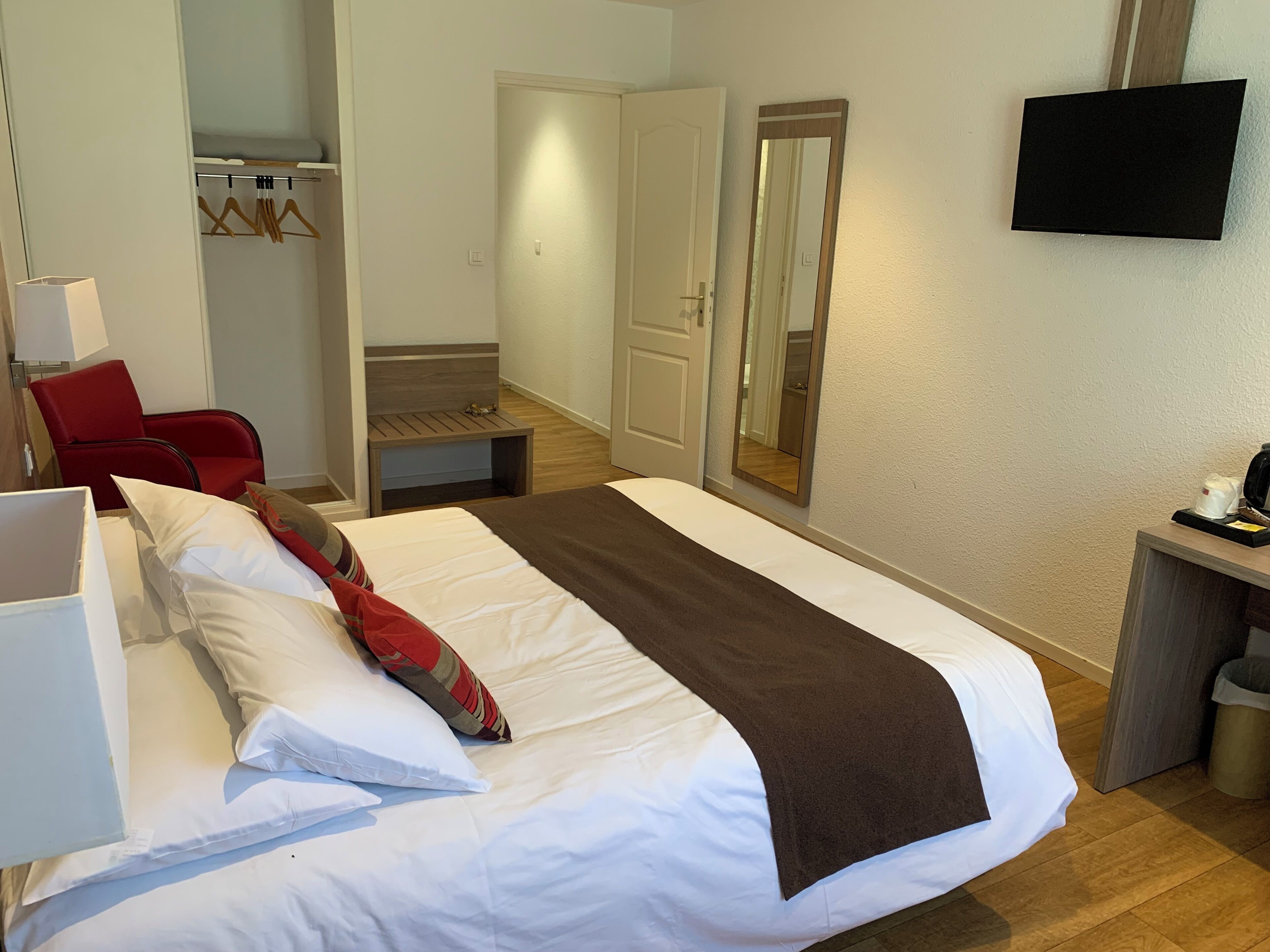 Chambre Confort, 1 grand lit | Literie de qualité supérieure, matelas Select Comfort, bureau