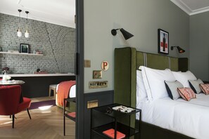 Suite | Minibar, safe på rommet, skrivebord og lydisolert