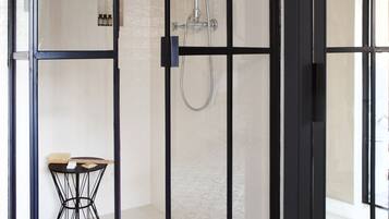 Suite | Badezimmer | Dusche, BademÀntel, Hausschuhe, Bidet