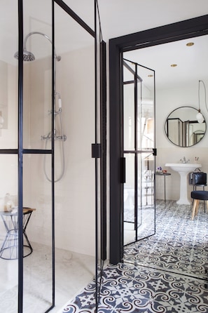 Suite | Bathroom | Shower, bathrobes, slippers, bidet