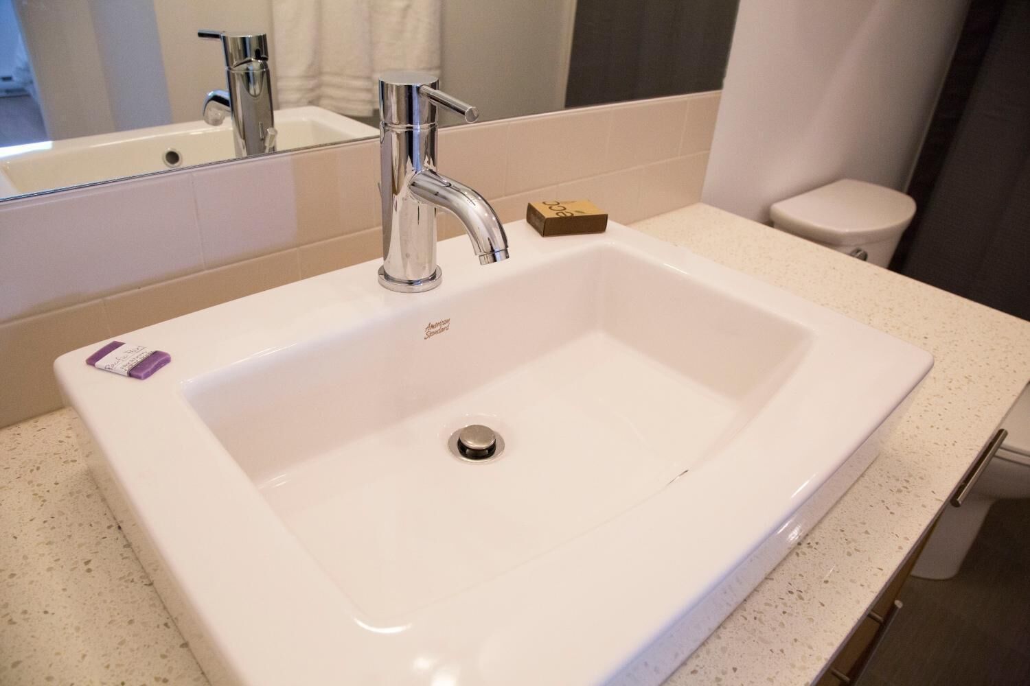 combined shower/bathtub, free toiletries