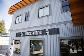 Exterior - Pacific Point Market & Suites (Powell River)