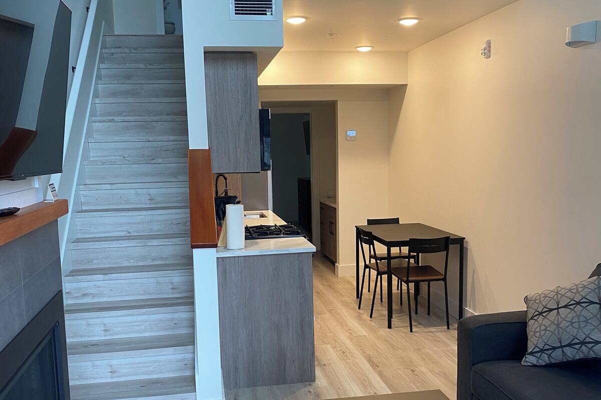 The loft, with Kitchenette (Lower level) | Area soggiorno | TV a schermo piatto