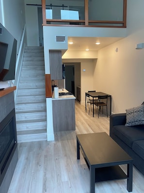 The loft, with Kitchenette (Lower level) | Area soggiorno | TV a schermo piatto