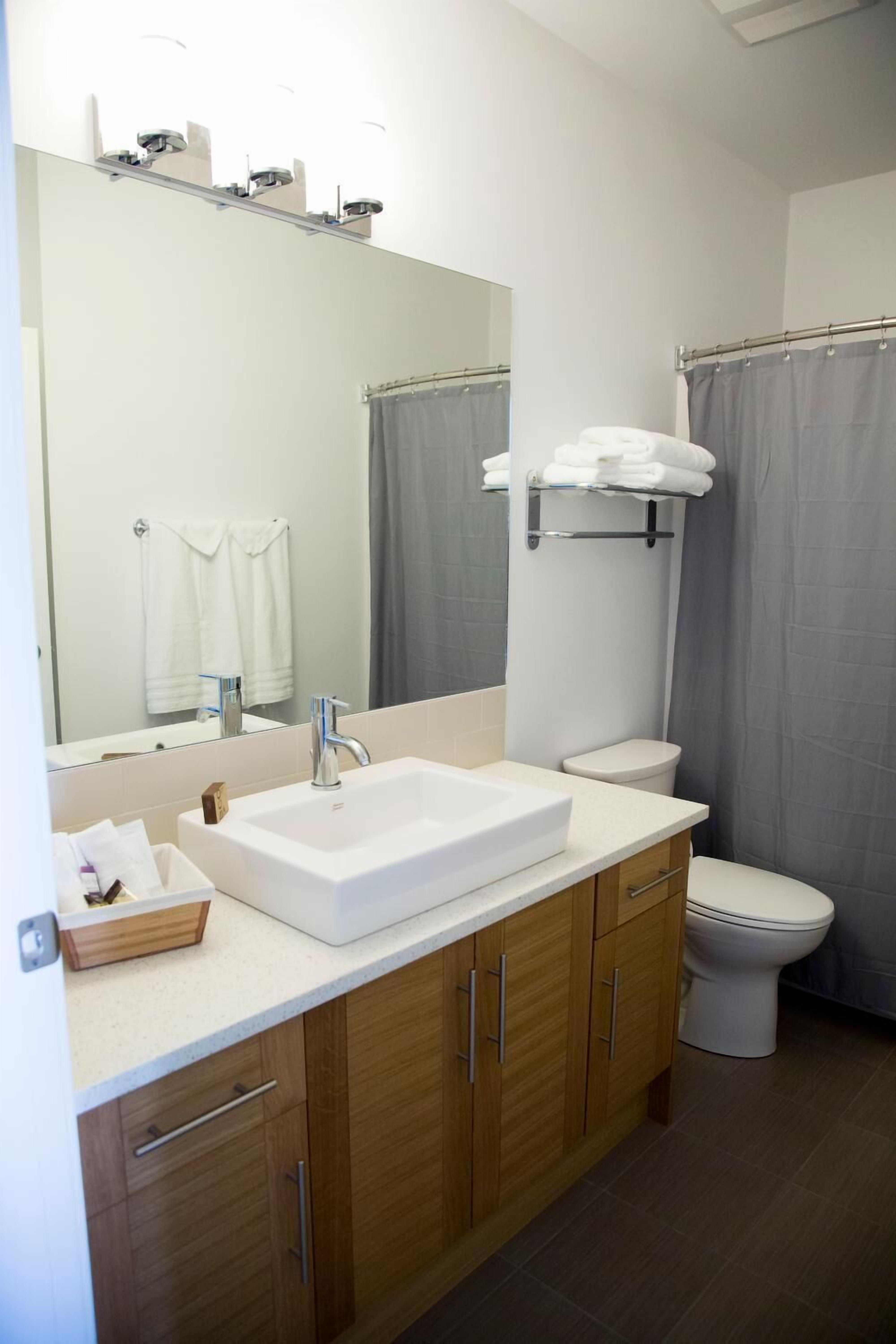 combined shower/bathtub, free toiletries