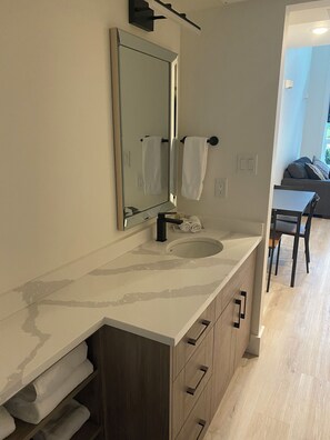 The loft, 1 bedroom, with Kitchenette | Bad | Kombinert dusj/badekar og toalettartikler (inkludert)