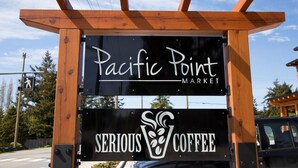Exterior - Pacific Point Market & Suites (Powell River)