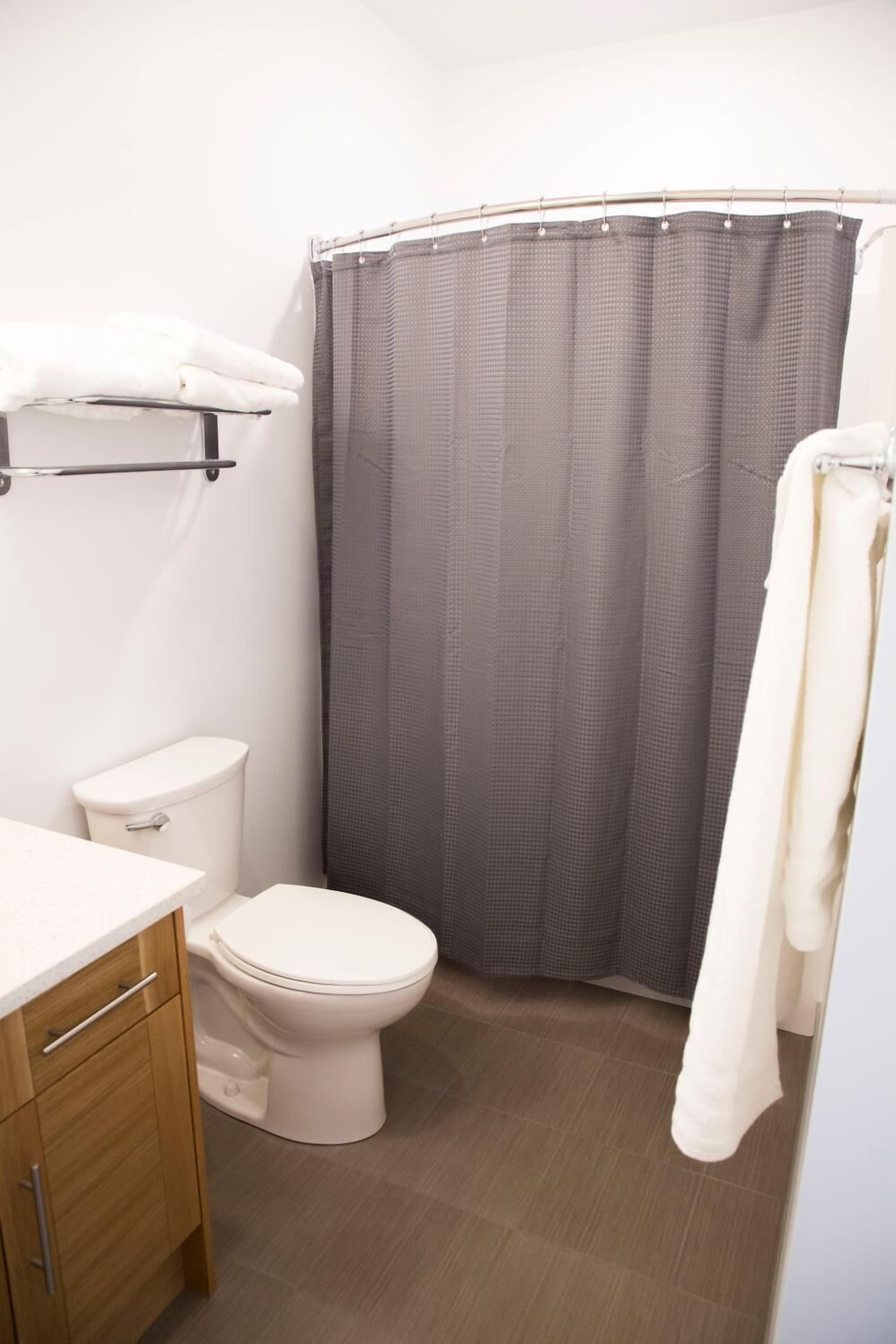 combined shower/bathtub, free toiletries