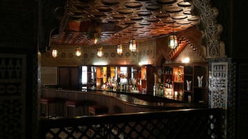 2 bars/lounges